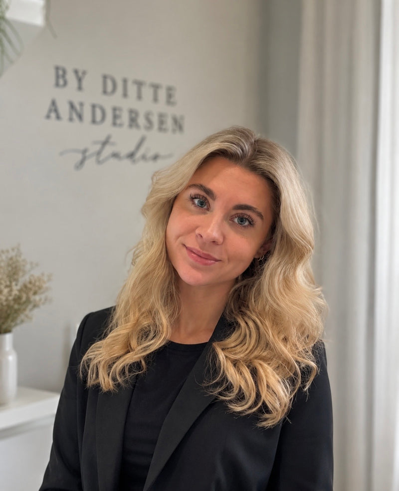 Ditte Andersen i sin salon By Ditte Andersen.