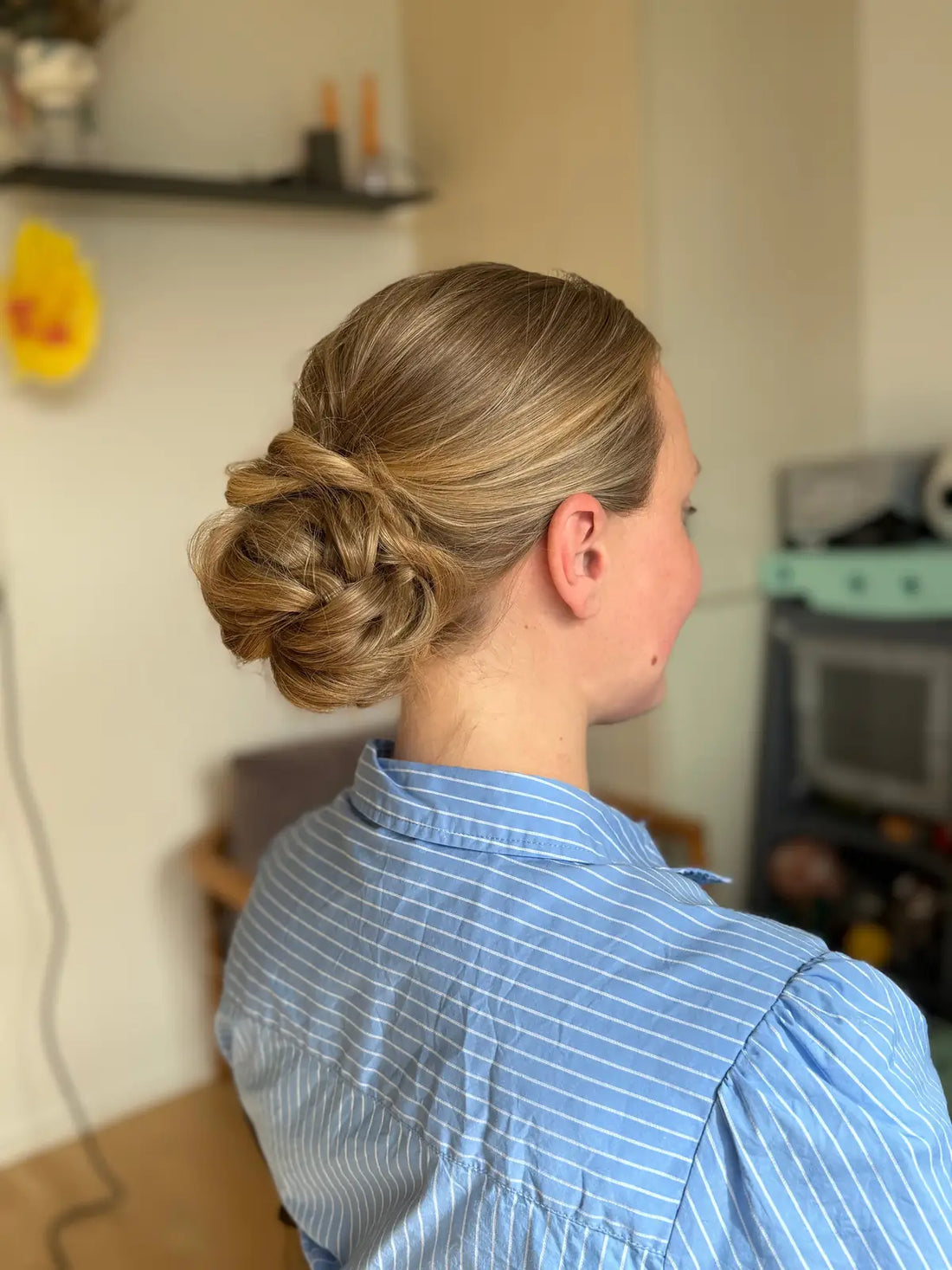 Lav håropsætning med snoede blonde lokker set fra siden.